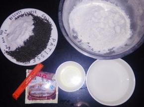 准备所有食材，黑芝麻炒熟，用料理机打成芝麻粉，冰糖也用料理机打成粉。