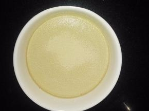 酵母粉融于清水中。