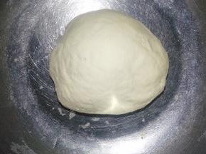 倒入面粉中，揉成光滑的面团。