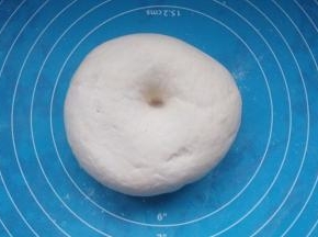 盖上保鲜膜，放在温暖处醒发至两倍大。我是头天晚上揉好面，扔在冰箱发一夜，早上拿出来，醒15分钟再用。