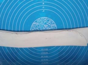 从一边卷起来。