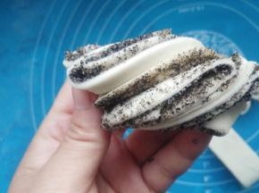 左手右手抓住两头，向相反方向旋转。