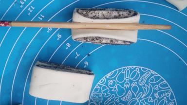 用筷子从中间压下去。