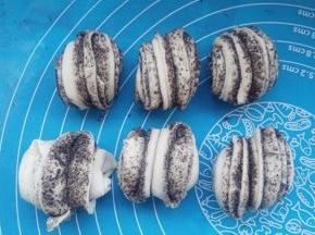 在底部捏合，依次做好。