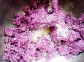 紫薯捣成泥，加入白糖、蜂蜜拌匀。（白糖、蜂蜜可以不加）