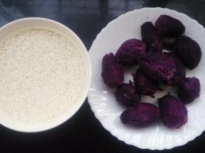 紫薯蒸熟去皮，糯米提前泡上一夜。