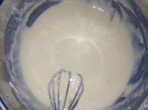 酵母粉，白糖倒入牛奶中，搅匀，倒入面粉中。打入鸡蛋，搅拌成面糊。划“Z”形搅拌。