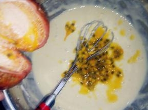 放入一个百香果的果肉，最好把籽儿过滤掉，要不然吃到籽儿的时候会酸。