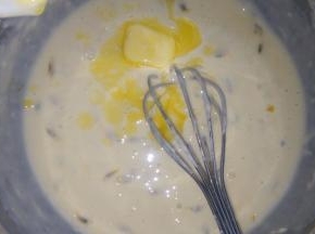 放入融化的黄油，拌匀。