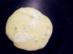 不粘锅擦干，烧热，舀入一勺面糊，中小火煎，看到面糊表面很多密集的小气泡。