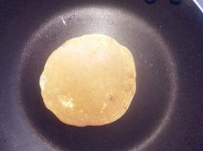 小气泡都出来之后，翻面煎半分钟分钟就可以了。