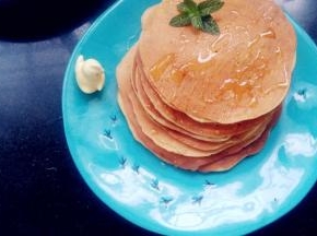 吃的时候可以淋上蜂蜜或者糖浆，搭配水果、奶油也可以。