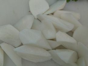 胡萝卜去皮切块。