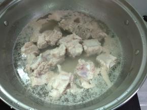 排骨洗净放入锅加入适量清水，放置美的电磁炉上，将其煮开，去除血水。