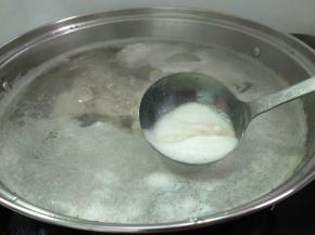 排骨洗净加入适量清水，放置美的电磁炉上，选“煲汤”功能，将其煮开。用勺子将浮沫捞出。