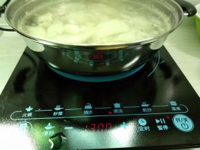 放入白萝卜煲至熟透。