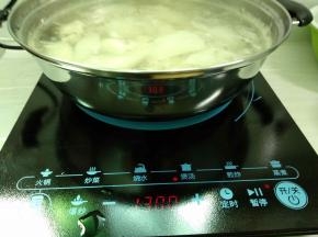 放入白萝卜煲至熟透。