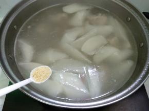 调入鸡粉、鸡精和盐，再煲5分钟即可。