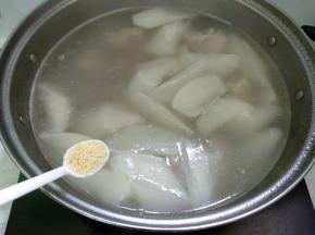 调入鸡粉、鸡精和盐，再煲5分钟即可。