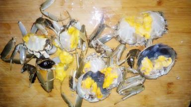 第一次将螃蟹大卸八块，满满的黄儿！