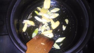 锅里放油，油热倒入花椒、葱姜炒香。