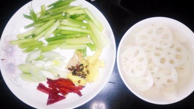 准备点芹菜、淖水的莲藕、葱姜、花椒、红椒。