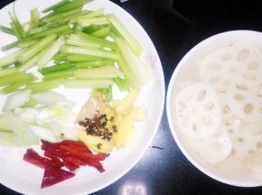 准备点芹菜、淖水的莲藕、葱姜、花椒、红椒。