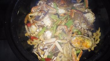 待螃蟹变色，赶紧倒入芹菜、莲藕、红椒翻炒均匀。放入盐、胡椒粉、醋、一丁点儿白糖调味。