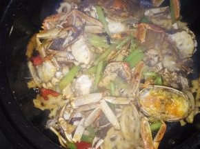 待螃蟹变色，赶紧倒入芹菜、莲藕、红椒翻炒均匀。放入盐、胡椒粉、醋、一丁点儿白糖调味。