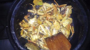 倒入螃蟹快速翻炒。