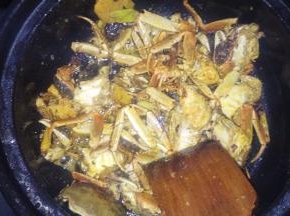 倒入螃蟹快速翻炒。