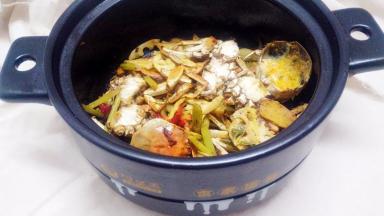 下去买了馒头再上来拍照，芹菜都黄了。