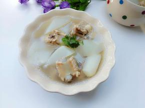 盛入碗里撒上香菜。