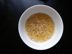 虾皮用水冲洗一下，去除杂质。