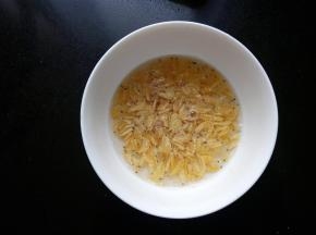 虾皮用水冲洗一下，去除杂质。