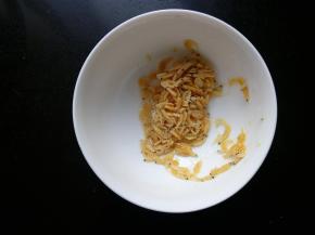 虾皮沥去水份。