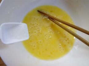 加入半小勺盐，打匀。