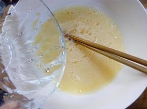 加入鸡蛋量两倍到三倍的水搅拌均匀。