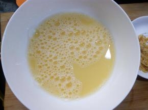 有打过的鸡蛋会有气泡，静置两到三分钟后使用。