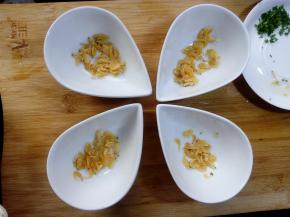 碗里放入虾皮，可以用大碗也可以用小碗，小碗蒸的会比较快点。