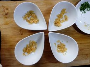 碗里放入虾皮，可以用大碗也可以用小碗，小碗蒸的会比较快点。