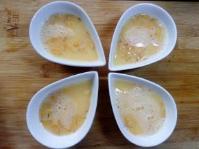 倒入搅匀的蛋液。