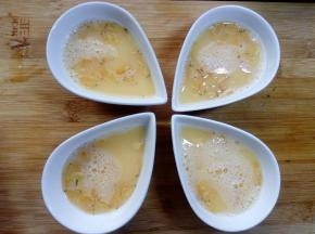 倒入搅匀的蛋液。