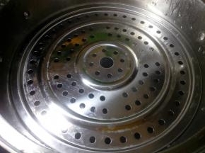 蒸锅倒水烧开后转小火。