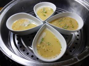 把碗放到蒸锅里，小火蒸约5到8分钟，如果是大碗的话，适当增加时间。