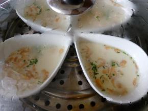 一定要小火蒸才才能保证，蛋的表面光滑细腻，没有大的气泡。