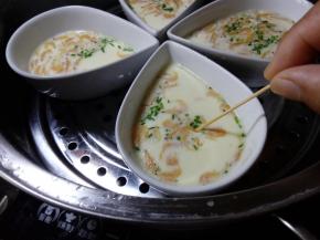 想知道有没有蒸熟，可以用筷子或牙签戳入，没有糊状物带出就可以啦。