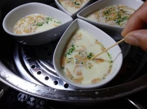 想知道有没有蒸熟，可以用筷子或牙签戳入，没有糊状物带出就可以啦。