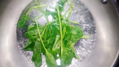 菠菜淖水。去掉叶酸。