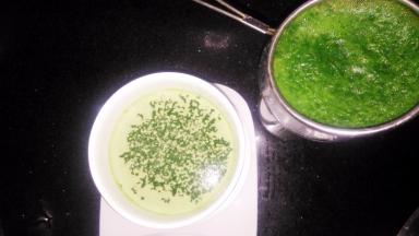 菠菜加适量清水用料理机打成菠菜汁，过滤出95克。加入酵母粉静置融化。
